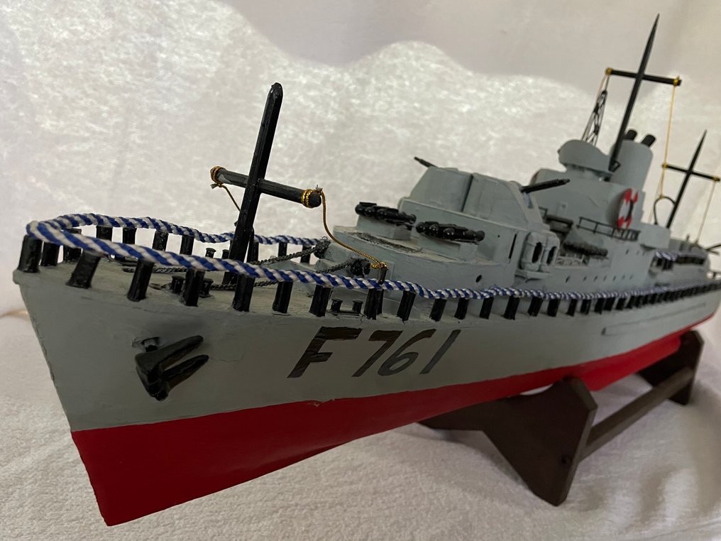 Να μην κλιμακώνεται - Βάρκα μοντελισμού - F761 - Πλοίο του Γαλλικού Ναυτικού Le Corse F761 (1955-1972) με ελικόπτερο #1.0