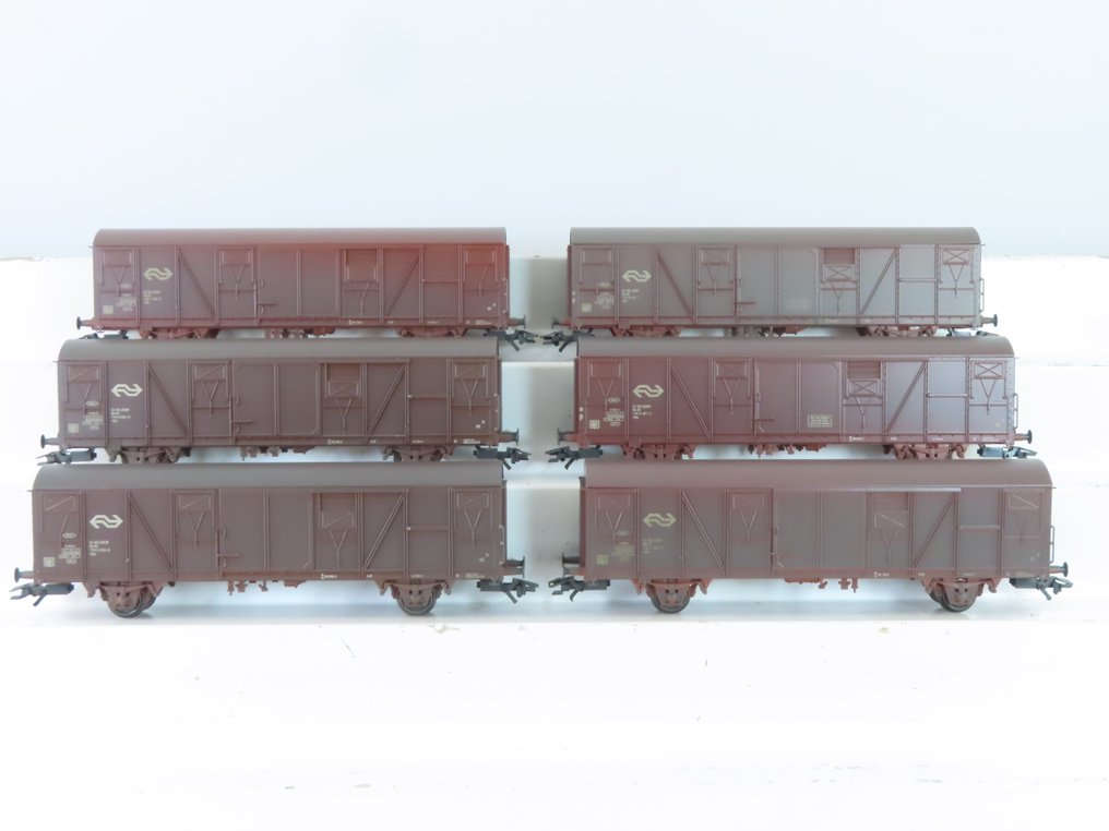Märklin H0 - 47313 - Conjunto de vagones de tren de mercancías a escala (2) - Set de vagones de mercancías de 2 piezas con vagones cerrados de dos ejes - NS #1.0