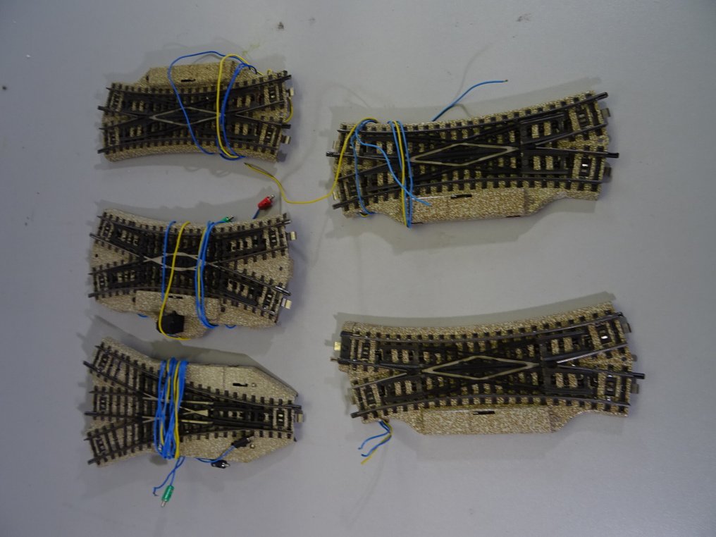 Märklin H0 - Γραμμές τρένου μοντελισμού (5) - 4 ηλεκτρικές διασταυρώσεις + 1 τριπλή σήραγγα γραμμής M #1.0