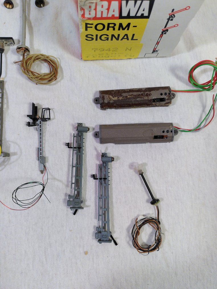 Brawa, Noch, Fleischmann, Viessmann N - 7781, 7797, a.o. - Modeltreinlandschap (15) - 5 Lichtsignalen, 6 lantaarns & 3 vormsignalen om te knutselen. #3.2