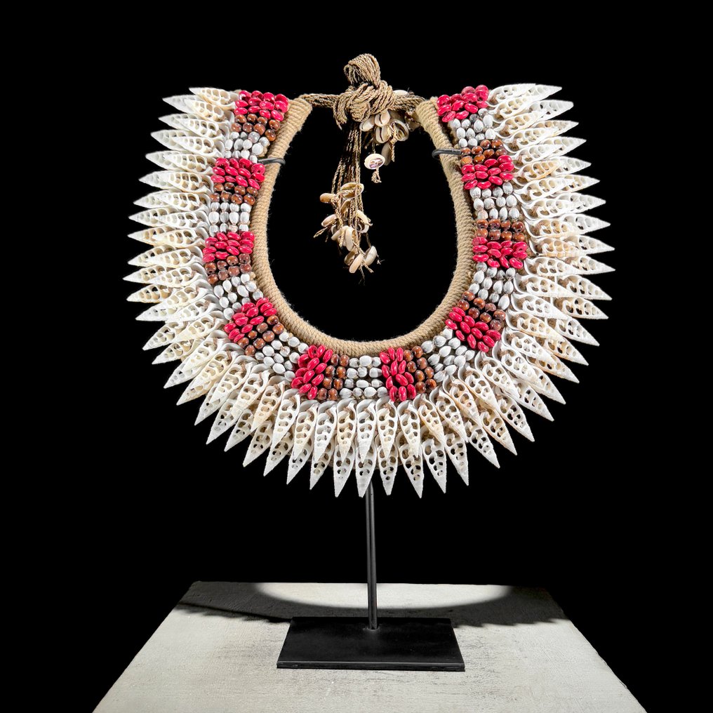 Διακοσμητικό στολίδι - NO RESERVE PRICE - SN4 - Decorative Shell Necklace on a custom stand - Παπούα Νέα Γουινέα #1.0
