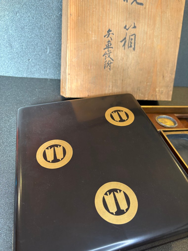 Κουτί χόμπι - 梨地硯箱Nashiji Suzuribako με 矢車紋 'Yaguruma Crest' #1.0