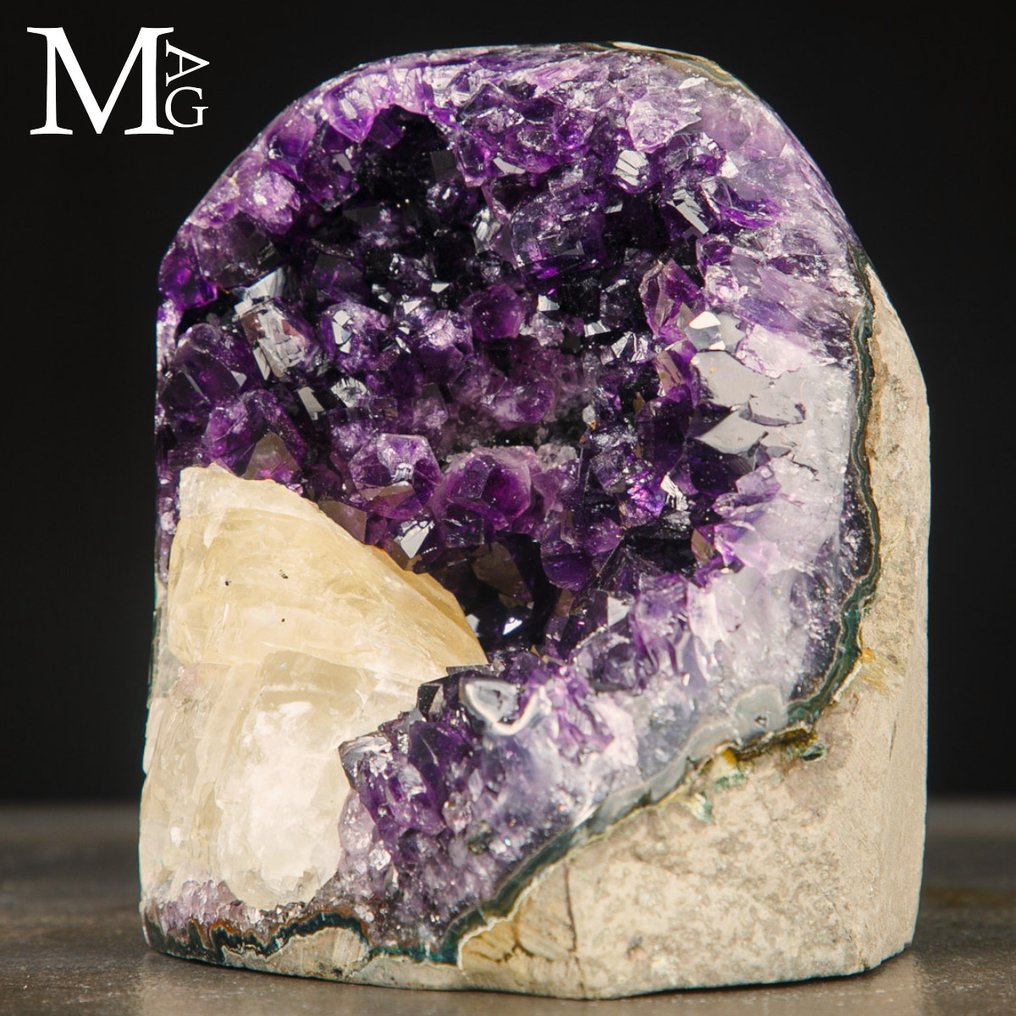 Uruguayan amethyst druze with calcite crystal - Height: 127 mm - Width: 115 mm- 1982 g #4.3