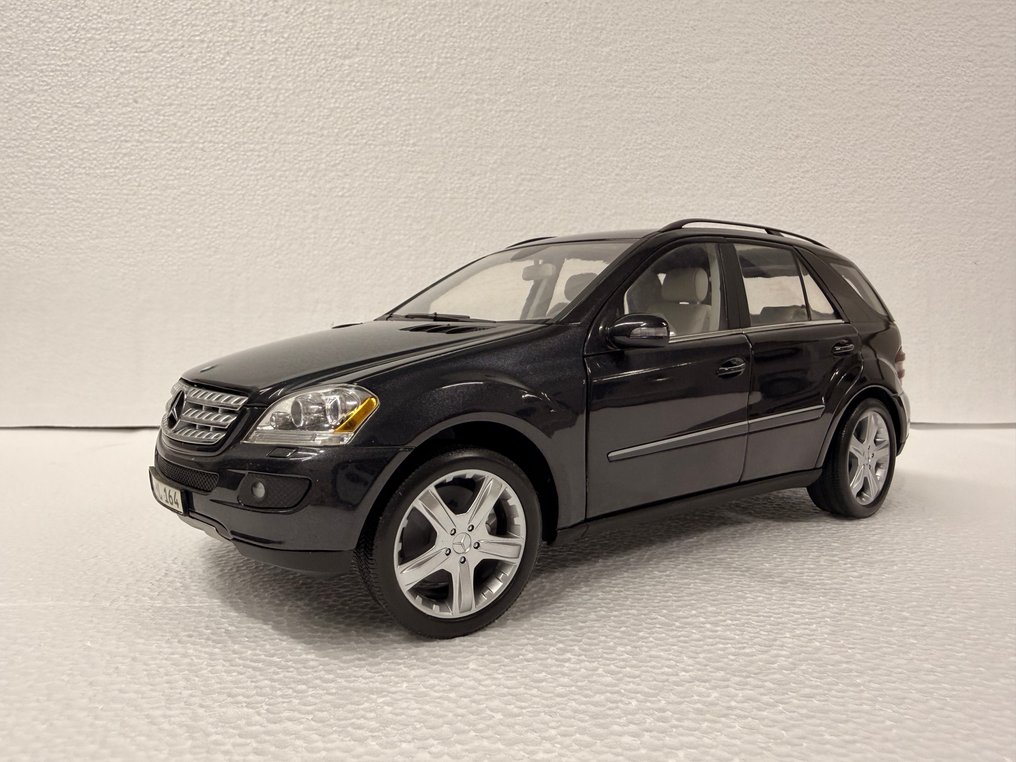 Minichamps 1:18 - Modelbil - Mercedes-Benz ML-Class W164 - Sjælden #1.0