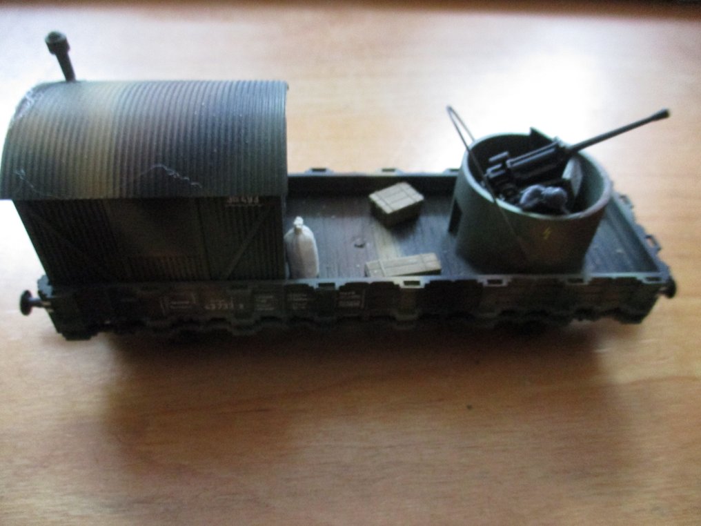 Carsten Linow H0 - Wagon de marchandises pour trains miniatures (1) - Wagon plat avec structure et banc de rotation avec armement antiaérien, peint de manière vieillie, #1.0