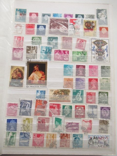 Lumea - Examinând cu atenție, colecție de timbre în mai multe albume. #3.2