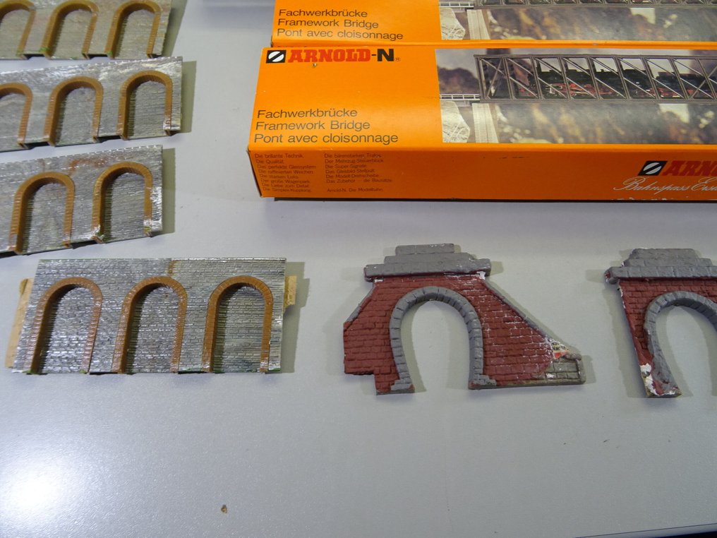 Arnold, diverse N - Model train scenery (16) - 16-piece bridge tunnel claddings and a signal. #2.1