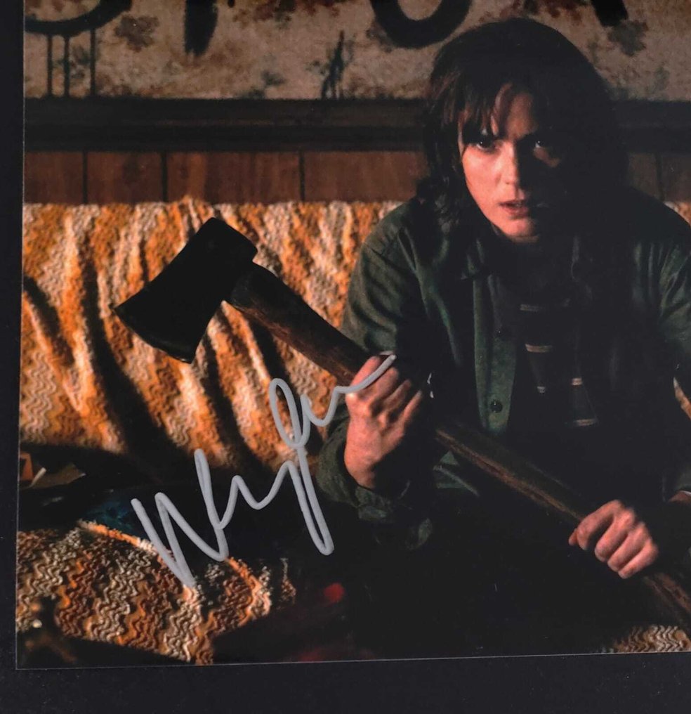 怪奇物語 - Winona Ryder (Joyce Byers) - Signed 8x10 Photograph - Beckett COA #3.2