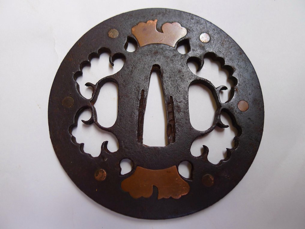 Όμορφα πέταλα με επίστρωση χρυσού και χαλκού, μοτίβο sukashi tsuba με πιστοποίηση Nihon Tōsōgu - Ιαπωνία - Μέσα της περιόδου Edo #2.1