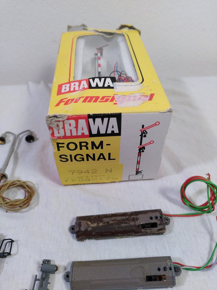 Brawa, Noch, Fleischmann, Viessmann N - 7781, 7797, a.o. - Modeltreinlandschap (15) - 5 Lichtsignalen, 6 lantaarns & 3 vormsignalen om te knutselen. #4.3