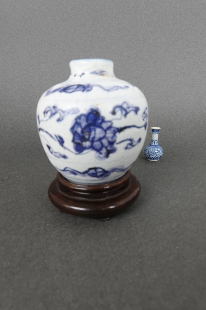 Jiajing (1522-1566) - Krukke - Blå og hvid Ming-dynastiets kugleformede vase - Porcelæn - Sammenføjede pæonmønstre #1.0