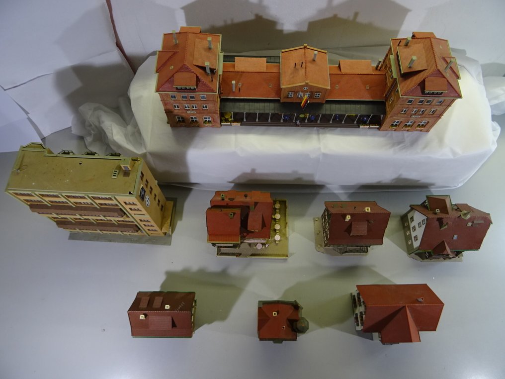 Vollmer, Kibri H0 - Peisaj machetă tren (8) - 7 case și 1 gară etc. #1.0