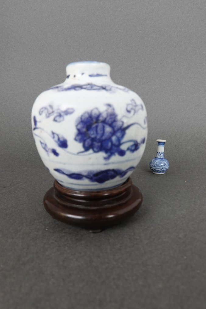Jiajing (1522-1566) - Krukke - Blå og hvid Ming-dynastiets kugleformede vase - Porcelæn - Sammenføjede pæonmønstre #3.2