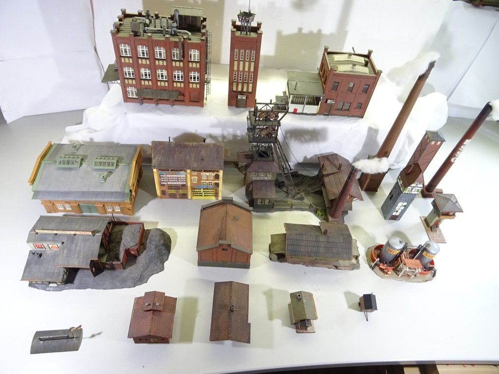 Faller, Vollmer H0 - Modellbahnlandschaft (18) - 18 teilige Fabrik Gebäude/Häuser  ect. #1.0