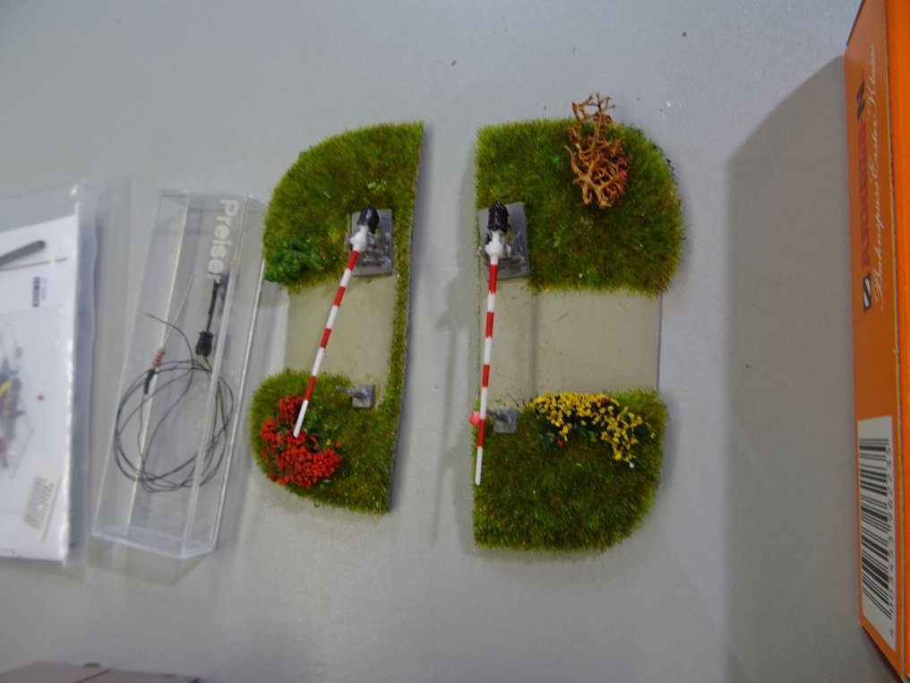 Arnold, diverse N - Model train scenery (16) - 16-piece bridge tunnel claddings and a signal. #4.3