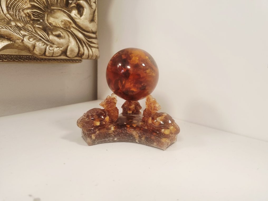 3 Dragões de Âmbar Báltico segurando uma Bola de Âmbar com uma Abelha inclusa. - Âmbar - Meditation - 9 cm - 10 cm (Sem preço de reserva) #3.2