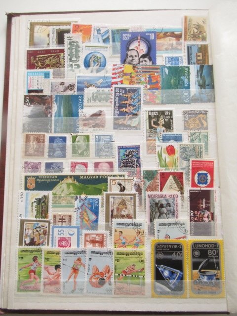 Lumea - Examinând cu atenție, colecție de timbre în mai multe albume. #4.3