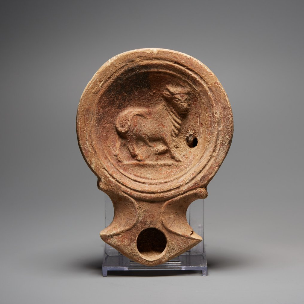 Roma Antiga Terracota Candeeiro de óleo com um touro. Séculos I a III d.C. Comprimento de 10,5 cm. #1.0
