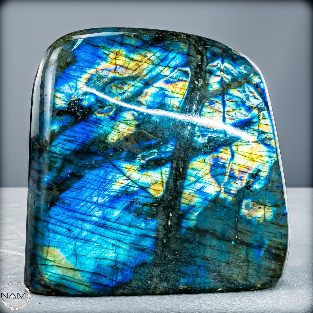 Εντυπωσιακός Labradorit σε απλή μορφή από Μαδαγασκάρη. Ένα παιχνίδι από φως και μαγεία.- 1526.72 g #3.2