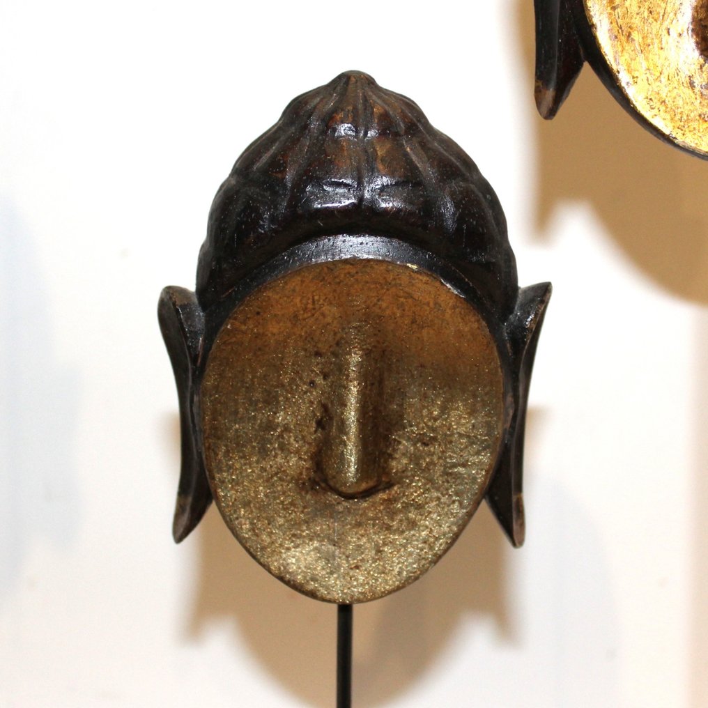 Teste di Buddha - Legno - Il testo fornito è 'XX', che sembra essere un segnaposto o un elemento non testuale. In assenza di #2.1