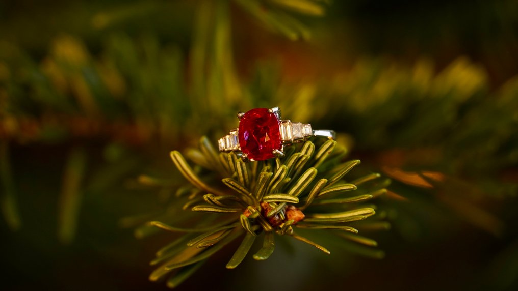 Sormus - 18 kt. Valkokulta -  3.01ct. tw. Rubiini - Timantti - Pidgeon’s Blood Ruby Ring #1.0