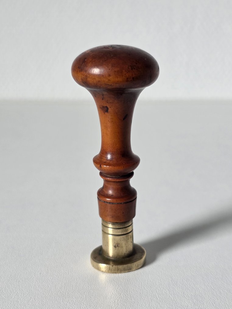 Unique Lacquer seal with heraldic family crest - 'ATHUMICHTE TE EROH' - 19th century.  (No reserve price) #1.0