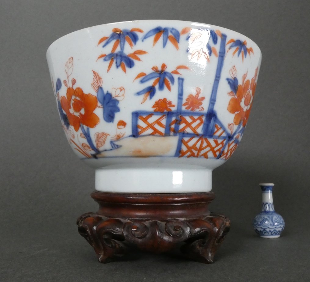 Qianlong (1735-1796) - 碗 - Peonies in a Fenced Garden Landscape - Underglaze Blue with overglaze red and gold - 瓷 - 釉上红色与金色 #1.0