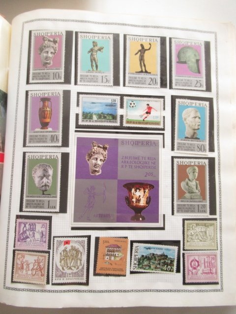 World  - A careful examination of a stamp collection in several albums. #1.0