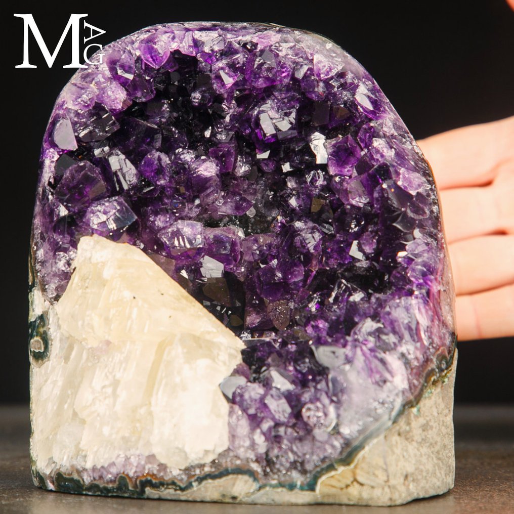 Uruguayan amethyst druze with calcite crystal - Height: 127 mm - Width: 115 mm- 1982 g #1.0