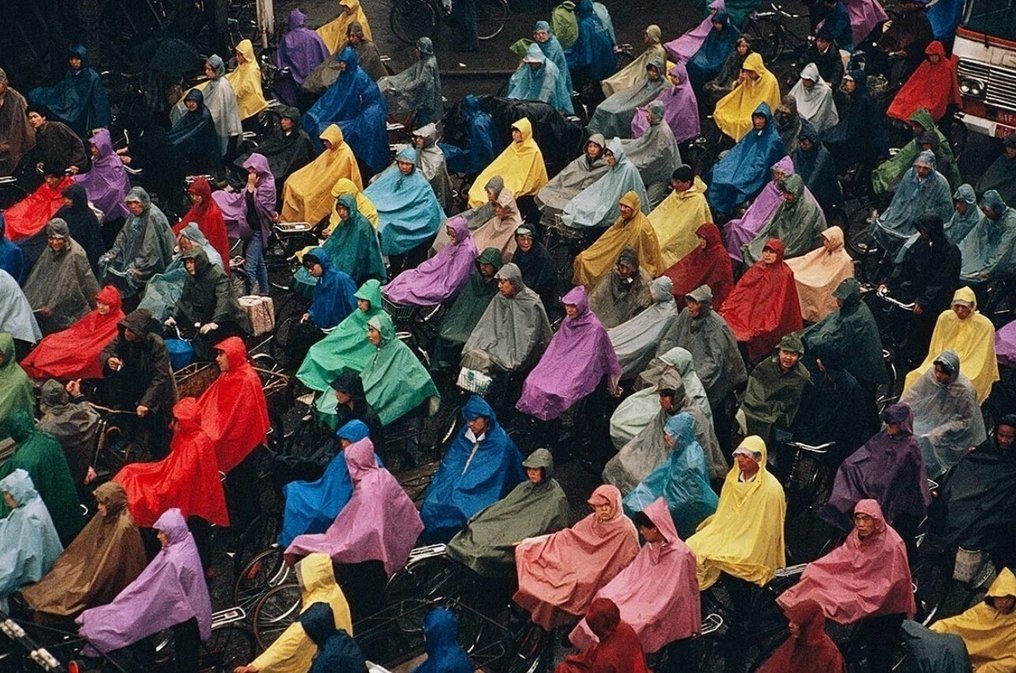 Stuart Franklin - Ciclisti sotto la pioggia. Shanghai, Cina 1993 #3.2