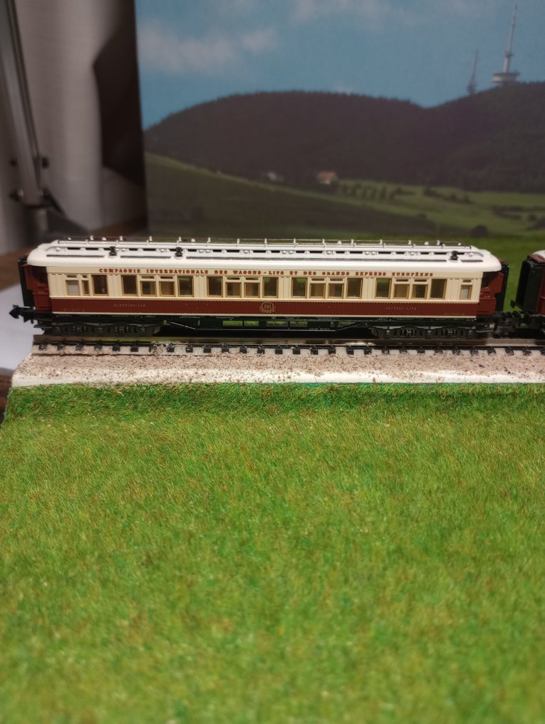 Minitrix N - 13180; 13181; 5182 - Modelltog passasjervogn-sett (4) - Sett med fire Minitrix N-vogner i CIWL-liveries. Nummerering synlig på esker: 13180, 13181. - DB #1.0