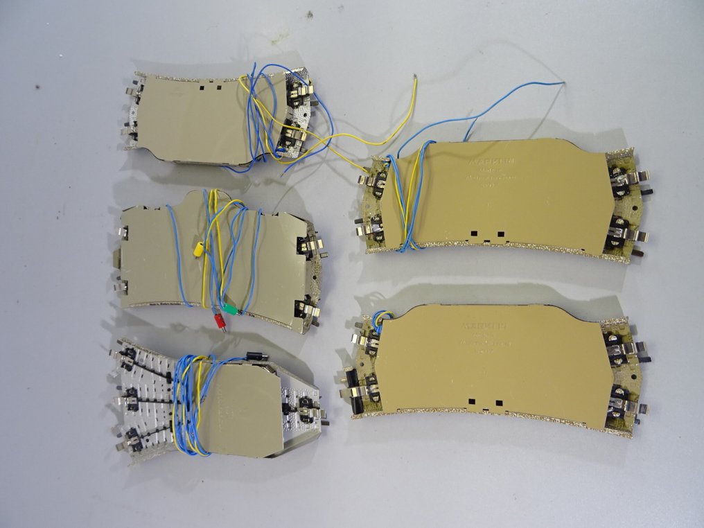 Märklin H0 - Γραμμές τρένου μοντελισμού (5) - 4 ηλεκτρικές διασταυρώσεις + 1 τριπλή σήραγγα γραμμής M #3.2