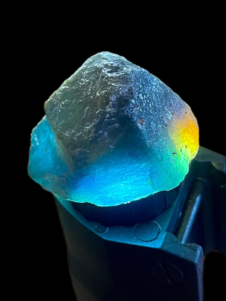 Ζαφείρι Εντυπωσιακός κρύσταλλος. Πραγματικός πολύχρωμος ζαφείρης. Πολύχρωμο και μοναδικό 134 Cts. - Ύψος: 34 mm - Πλάτος: 24 mm- 26.8 g #1.0