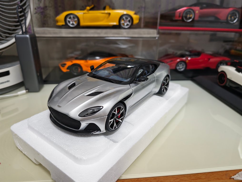 Autoart 1:18 - Modellbil - (very rare color) Aston Martin dbs superleggera lighting silver #1.0