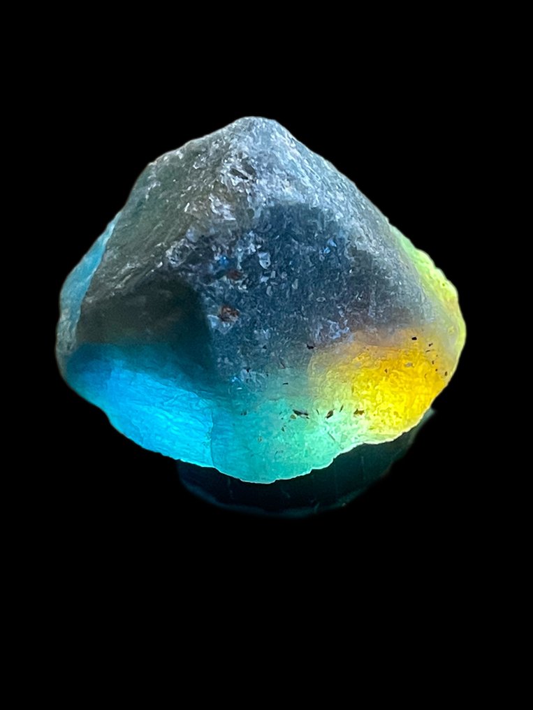 Ζαφείρι Εντυπωσιακός κρύσταλλος. Πραγματικός πολύχρωμος ζαφείρης. Πολύχρωμο και μοναδικό 134 Cts. - Ύψος: 34 mm - Πλάτος: 24 mm- 26.8 g #3.2