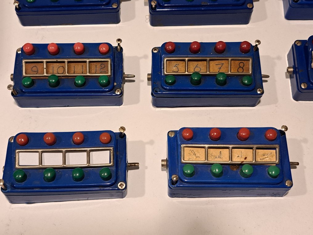 Märklin H0 - 7072/09/11 - A modellvonat rögzítése (22) - 14 régi típusú kezelőszekrény és 8 régi típusú elosztólemez, mindkettő kék kivitelben. #3.2