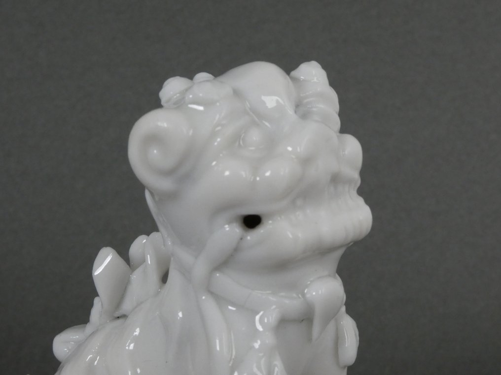 Kangxi (1662-1722) - Incense burner - Seated Shishi/Foo Lion with Ribbons Joss Stick Holder - Blanc de Chine #1.0