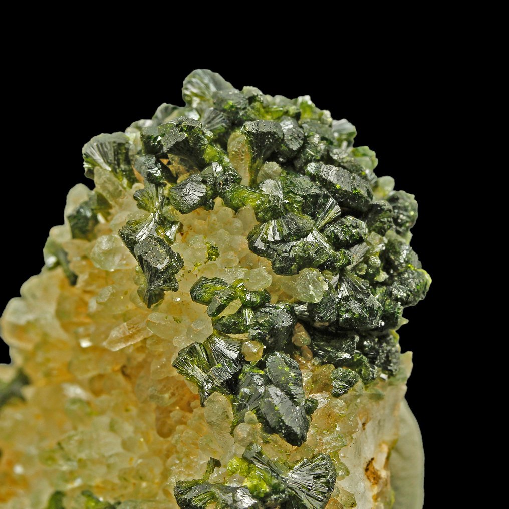 Πράσινος επιδότης με χαλαζία. Κρύσταλλοι - Ύψος: 7.3 cm - Πλάτος: 4.6 cm- 88 g #3.2