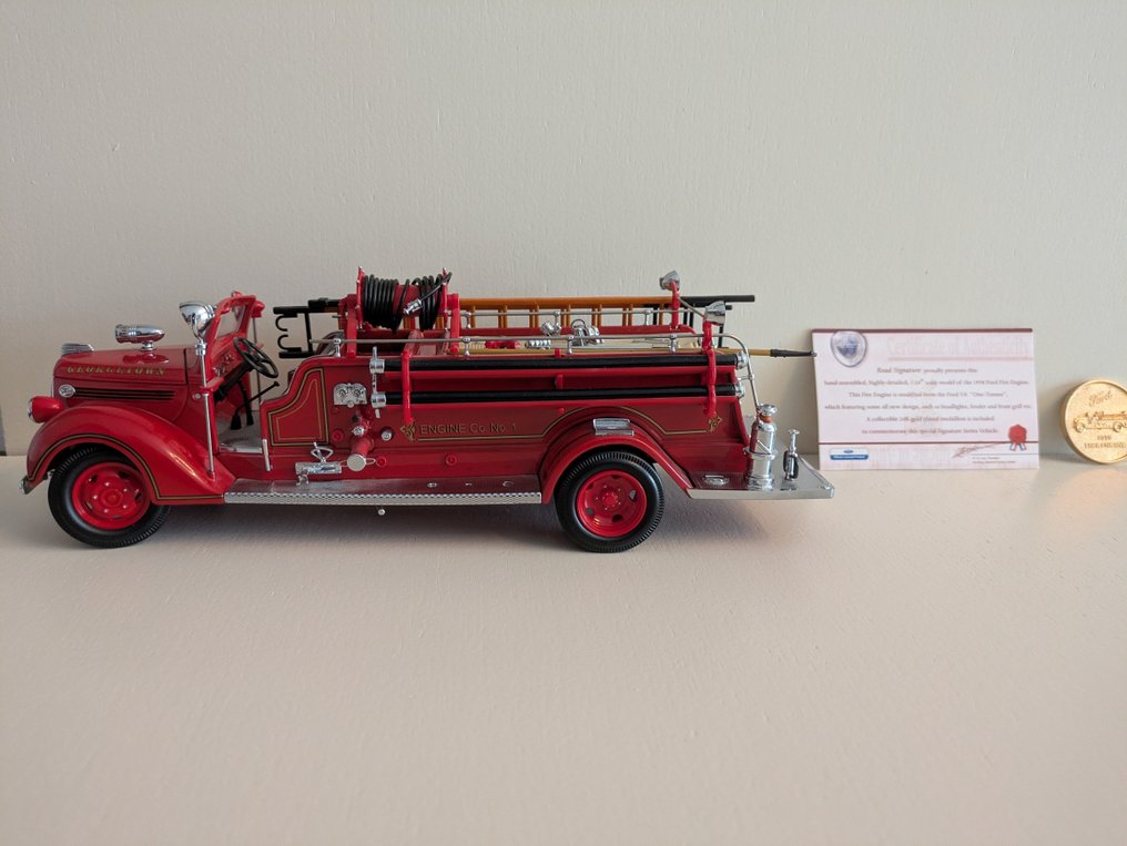 Road Signature 1:24 - Modellauto - Ford 1938 Fire Engine model 1:24 #1.0