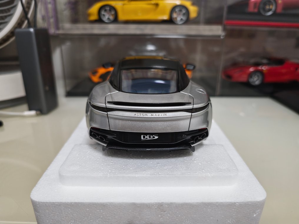 Autoart 1:18 - Modellbil - (very rare color) Aston Martin dbs superleggera lighting silver #2.1