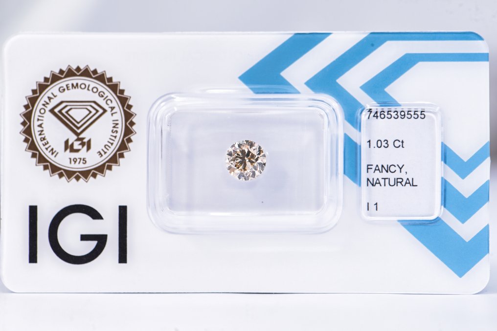 Fără preț de rezervă - 1 pcs Diamant  (Colorat natural)  - 1.03 ct - Rotund - Fancy Galben Maro - I1 - IGI (Institutul gemologic internațional) - VG #1.0