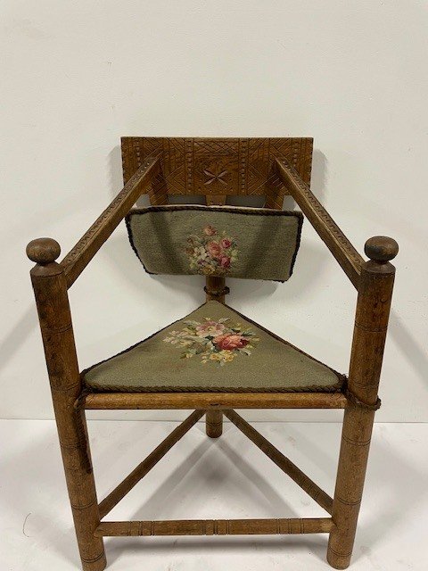 Chair - Wood - Vintage triangle chair #1.0