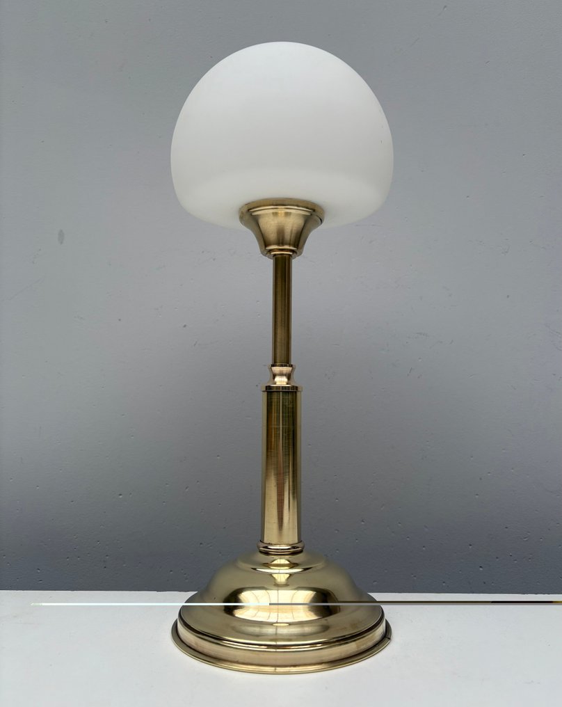 Επιτραπέζιο φωτιστικό - Γυαλί, Ορείχαλκος - Μπρούντζος με έναν λευκό ματ γυάλινο θόλο. #2.1