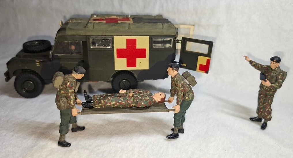 1:35 - Model pojazdu wojskowego - FIRST EDITION (Schaars) - TAMIYA - 35082 -1976 - LANDROVER 7 AMBULANCE SERIES IIA 109 #3.2