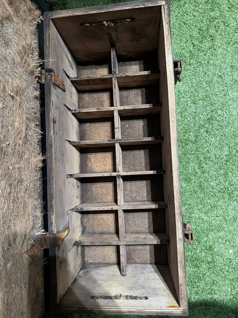 Συλλογή από πολλά μεταλλικά/ξύλινα παλιά κιβώτια, βαμμένο ατσάλι, χρονολογείται από τα μέσα του 20ού - Κουτί πυρομαχικών #3.2