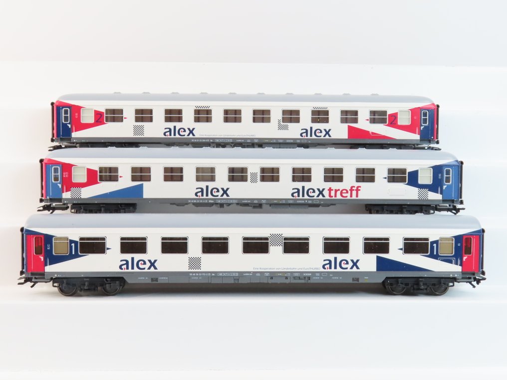 Märklin H0 - 42953 - Set di carrozze passeggeri di modellini di treni (1) - Set di carrozze per persone da tre pezzi 'Alex' con carrozze per treni veloci a 4 assi, 1ª e 2ª - Privaat, Alex #1.0