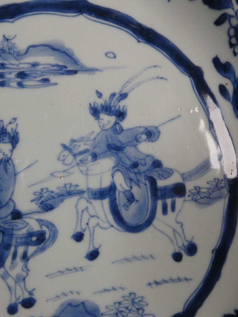 Kangxi (1662-1722) - Cuenco - Warriors or Hunters on Horseback wearing crowns and weapons in Landscapes - Porcelana - Plato grande de 28,0 cm #2.1