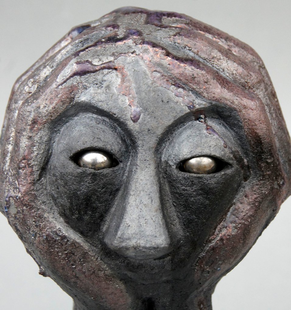 Adela Marchewka - Γλυπτό, Czarna maska w dłoniach - 24 cm - Πήλινο #3.2