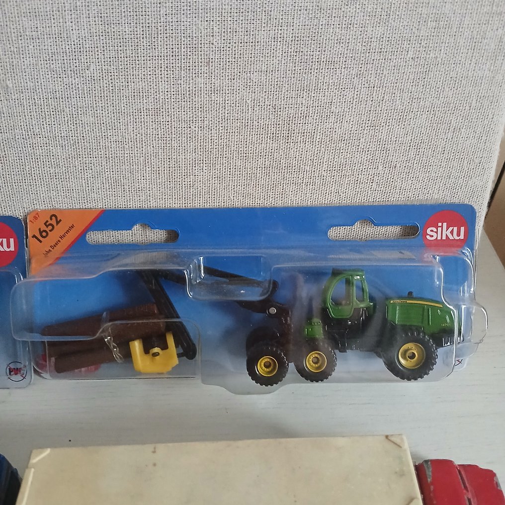 Siku, Majorette, Hot Wheels 1:64 - Modelauto (8) - Assorted construction and transport vehicles including dump trucks, excavator, loader, log trailer, - Constructie #3.2