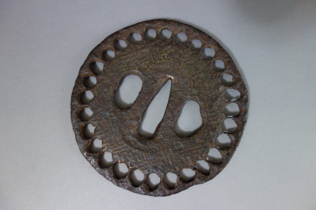 黄铜镶嵌圆形镂空 - 鐵（鑄／鍛） - 日本 - 室町時代（1333-1573） #2.1